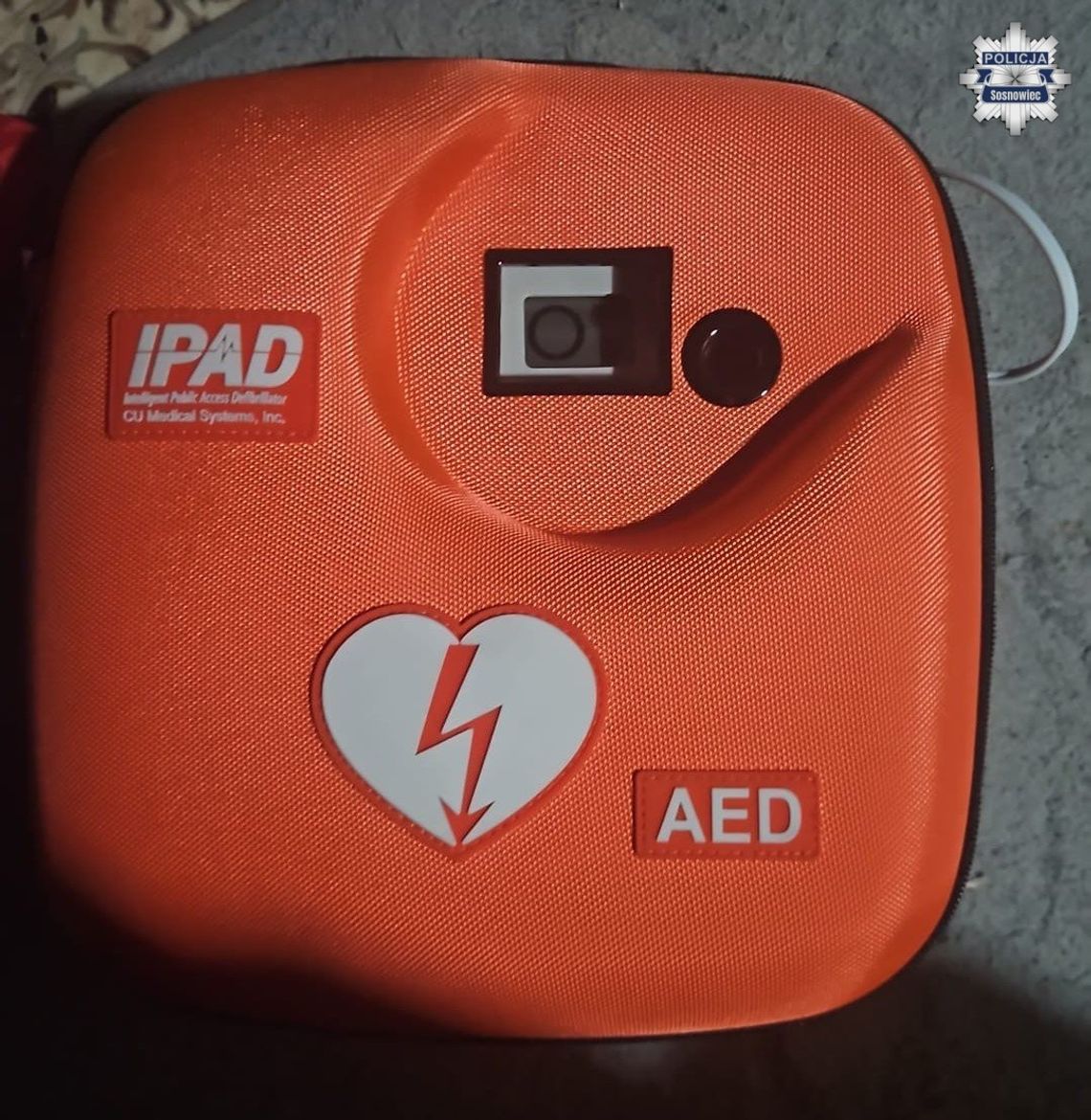 Policjanci wezwani na interwencję zauważyli w mieszkaniu defibrylator. Mężczyzna przyznał się, że go ukradł