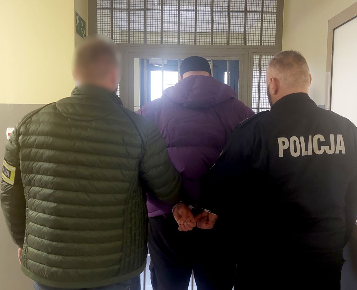 Policjanci wiedzieli, że tym autem będzie jechał diler. Zatrzymali go, gdy tylko pojawił się w mieście
