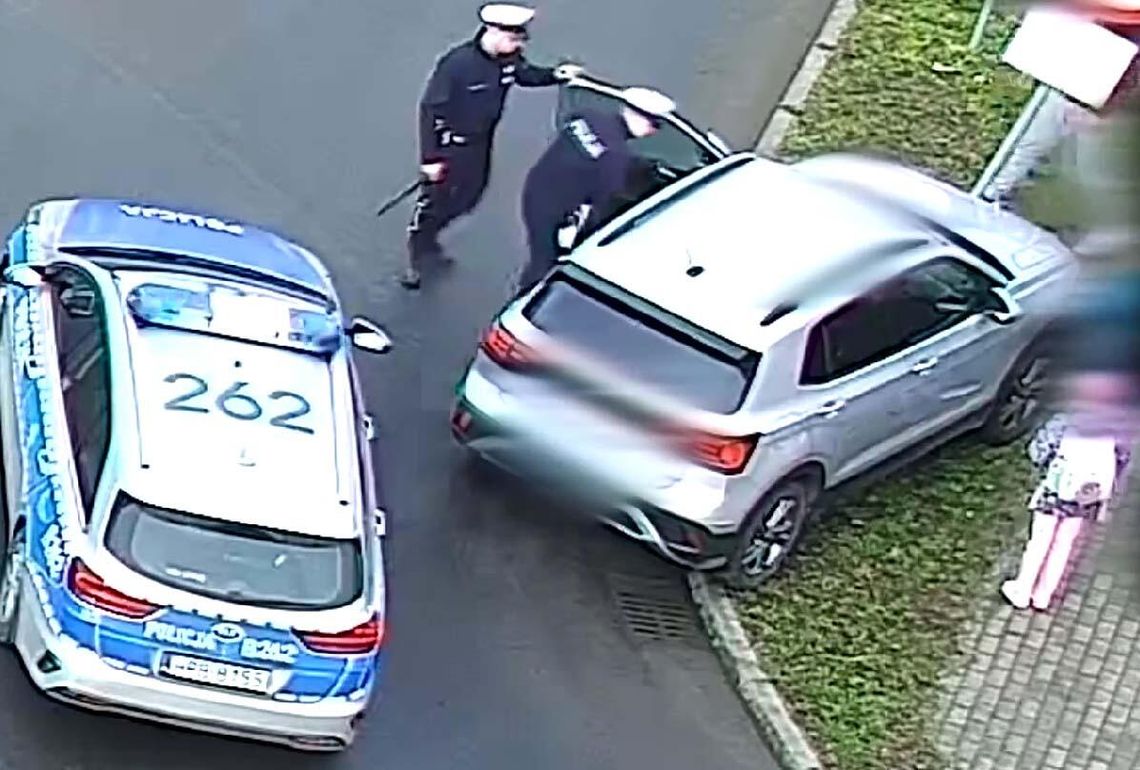 Policjanci wybili szybę, żeby jak najszybciej pomóc kobiecie uwięzionej w samochodzie