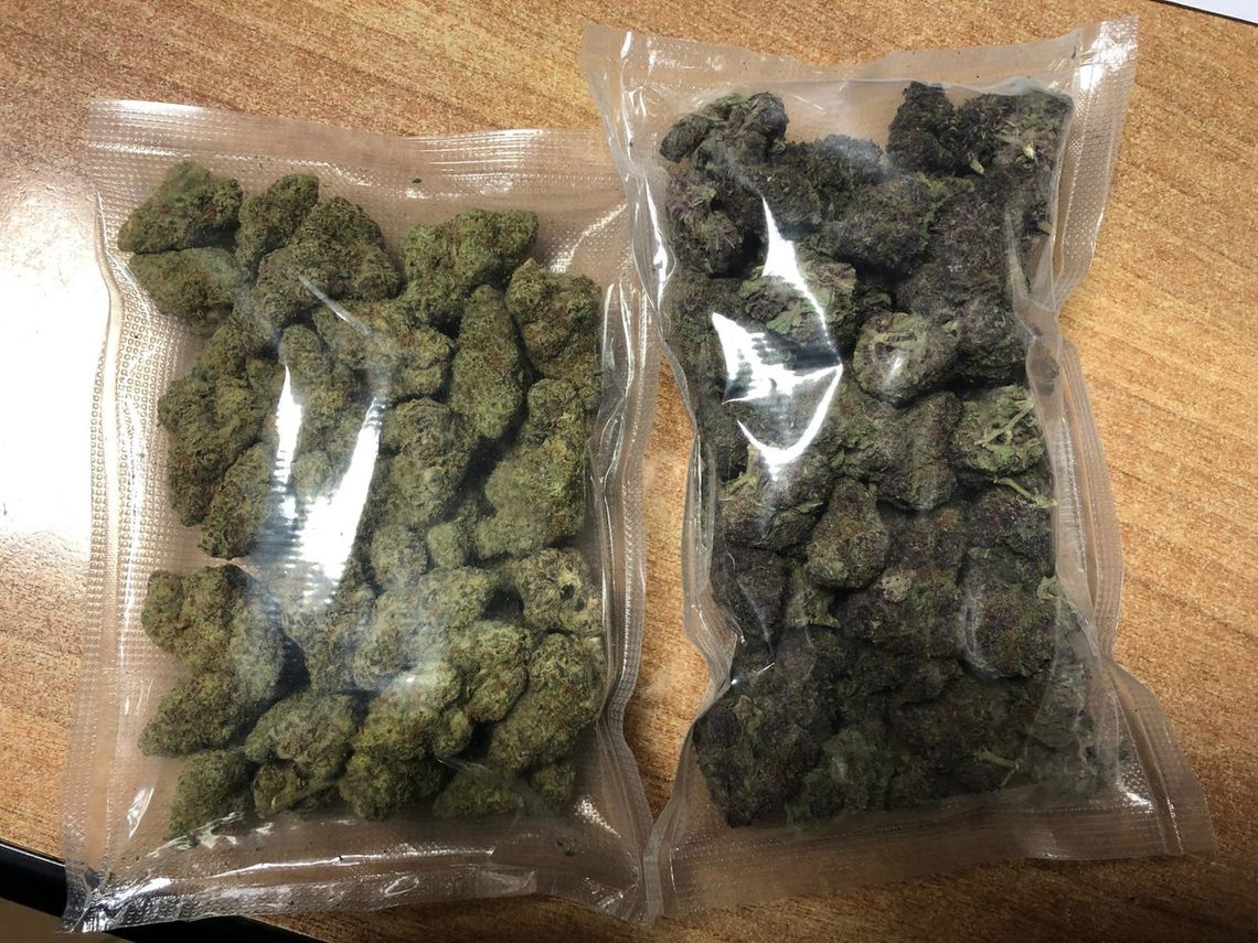 Policjanci wyczuli marihuanę na ulicy. Zatrzymali mężczyznę siedzącego w zaparkowanym aucie