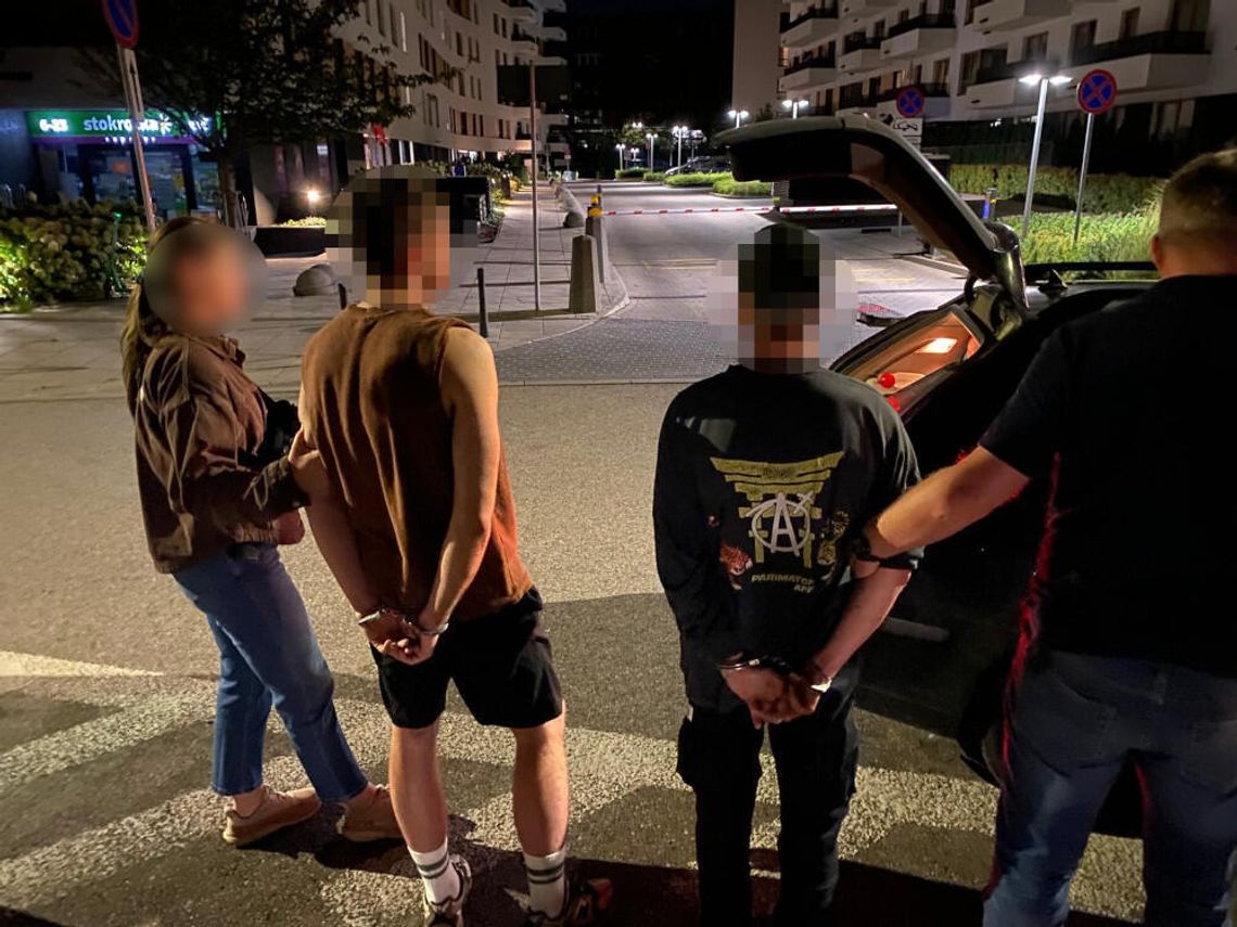 Policjanci wyczuli marihuanę z zaparkowanego auta. W środku znaleźli narkotyki Policjanci wyczuli marihuanę z zaparkowanego auta. W środku znaleźli narkotyki