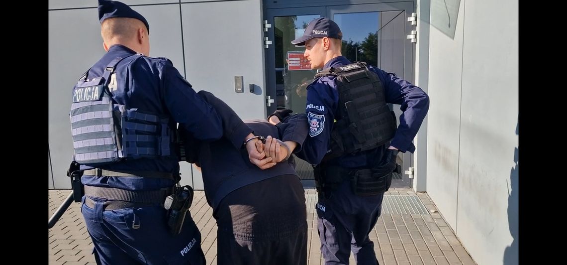 Policjanci z psem weszli na posesję dilera. Znaleźli narkotyki warte ćwierć miliona złotych