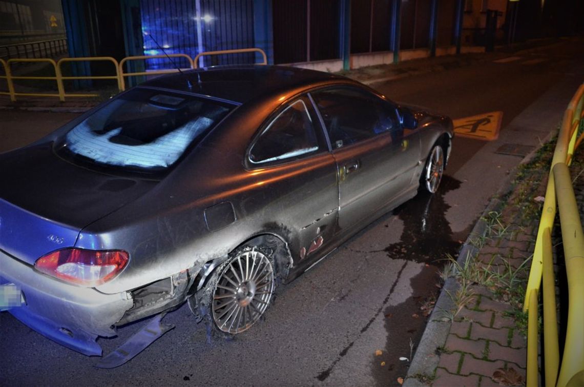 Policjanci z suszarką nie wierzyli własnym oczom. Kierowca jechał na trzech gołych felgach