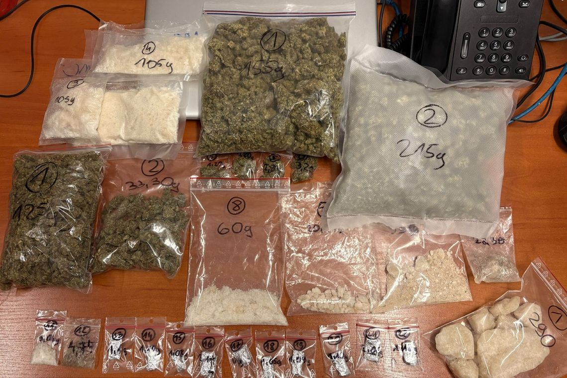 Policjanci zabezpieczyli ponad 2 kg narkotyków i 15 tysięcy złotych. 49-latek w areszcie Policjanci zabezpieczyli ponad 2 kg narkotyków i 15 tysięcy złotych. 49-latek w areszcie
