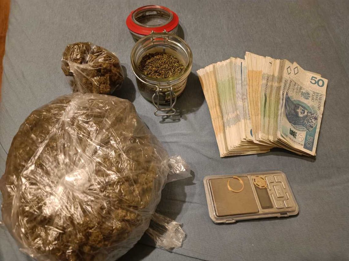 Policjanci zaczaili się na dilera przed blokiem, był zupełnie zaskoczony. W mieszkaniu narkotyki i sporo gotówki