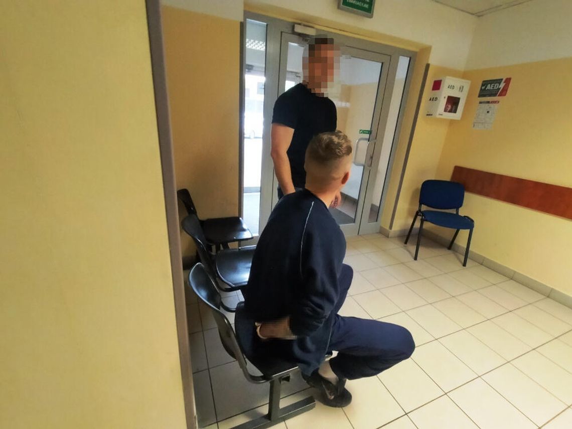 Policjanci zaskoczyli dilera na podwórku. Miał skrytki w starej przyczepie i skrzynce na listy Policjanci zaskoczyli dilera na podwórku. Miał skrytki w starej przyczepie i skrzynce na listy