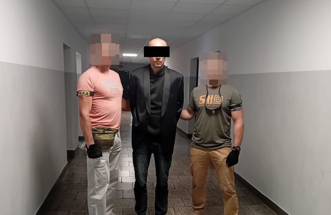 Policjanci zastawili sidła na oszusta. Został zatrzymany, gdy przyszedł po pieniądze do banku