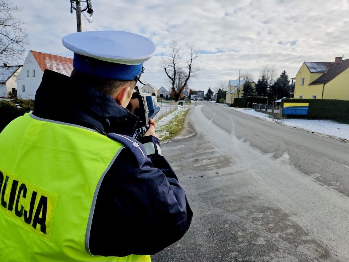 Policjanci zatrzymali 80-letniego pirata drogowego. Jechał przez wieś mając ponad setkę na liczniku Policjanci zatrzymali 80-letniego pirata drogowego. Jechał przez wieś mając ponad setkę na liczniku