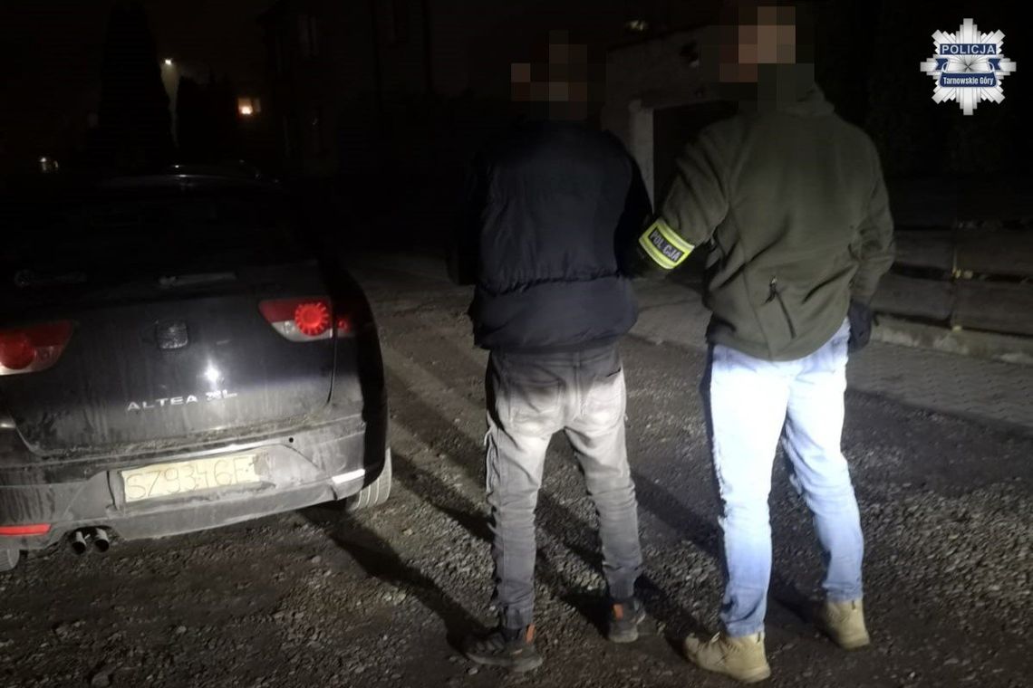 Policjanci zatrzymali auto z kartonową tablicą rejestracyjną. Numery były napisane mazakiem Policjanci zatrzymali auto z kartonową tablicą rejestracyjną. Numery były napisane mazakiem