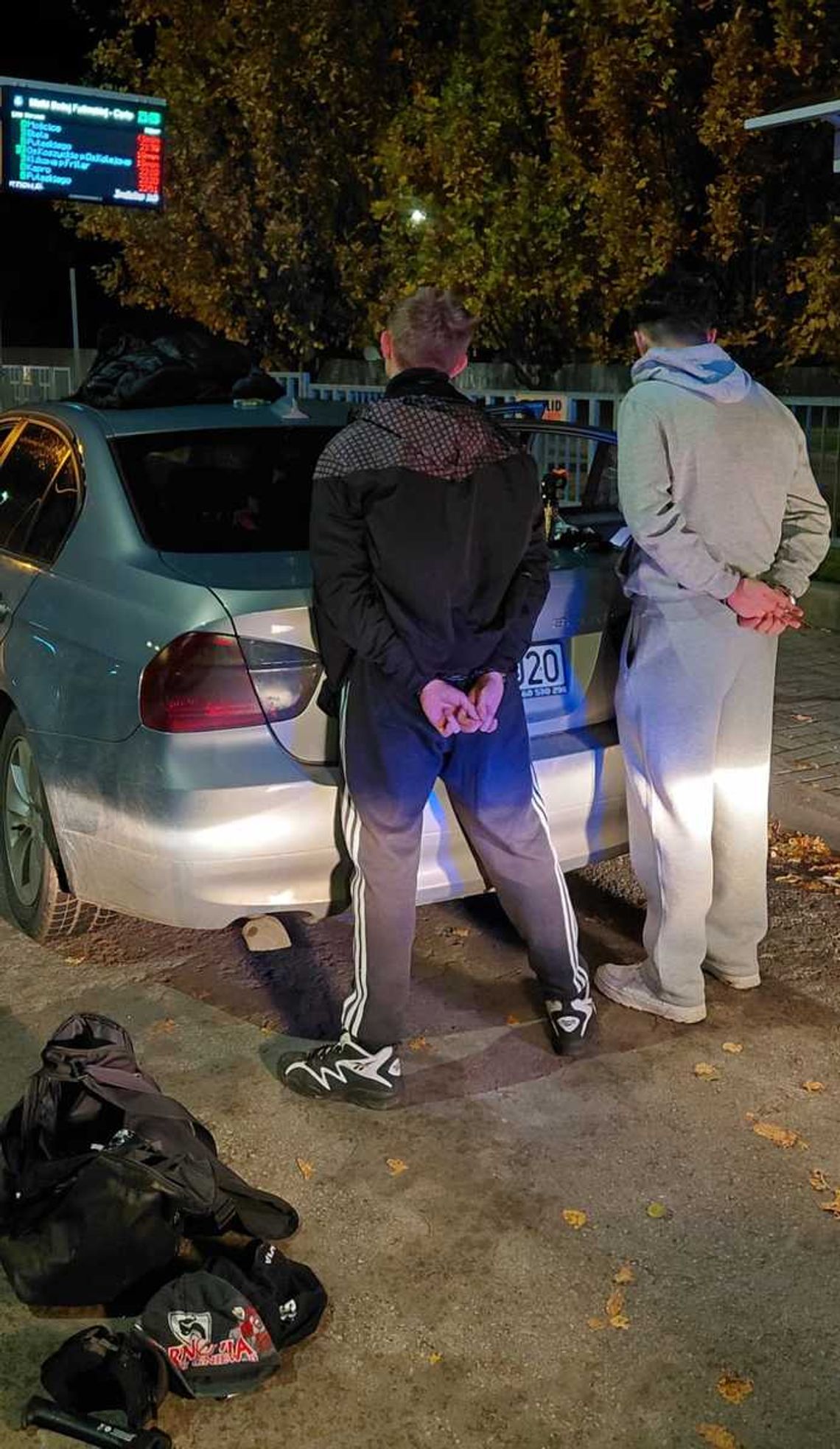 Policjanci zatrzymali bmw po informacji o ustawce. Chłopaki jechali ze "sprzętem"