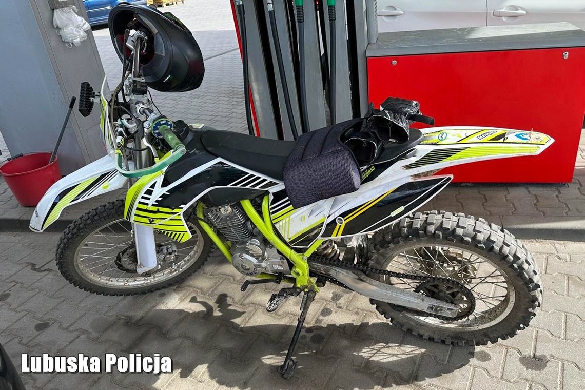 Policjanci zatrzymali crossa bez tablic. Kierujący jechał po narkotykach i był poszukiwany