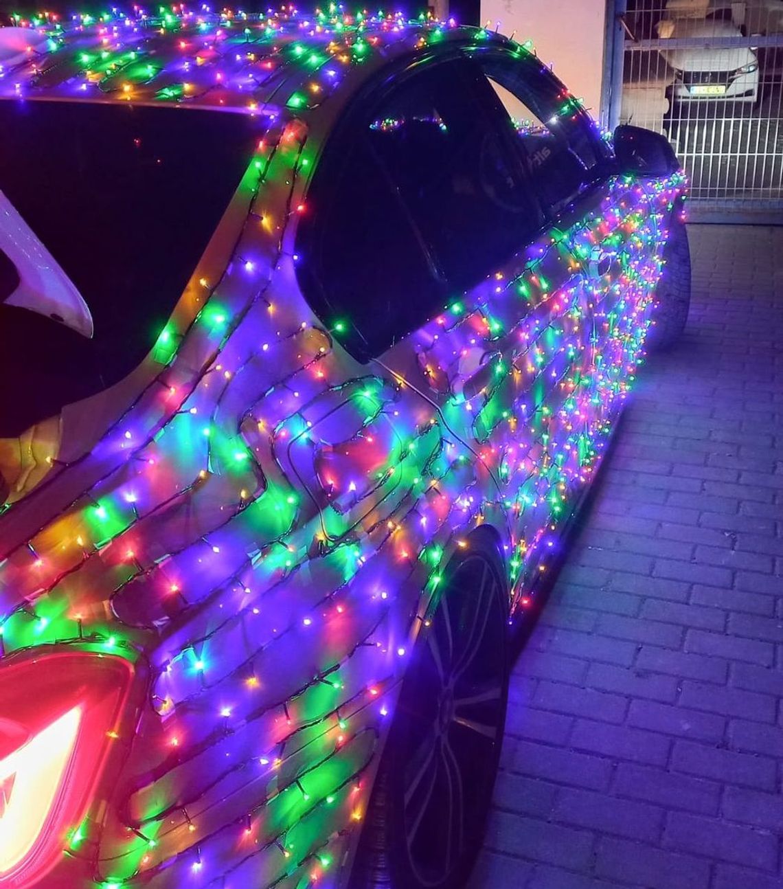 Policjanci zatrzymali jeżdżącą choinkę. Kierowca obłożył całe auto lampkami