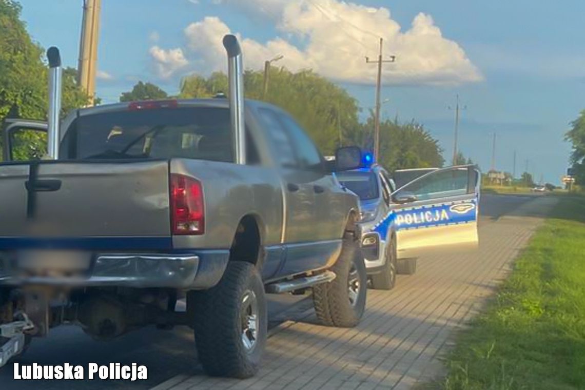 Policjanci zatrzymali pickupa do kontroli. Samochodem jechało 15 osób, w tym 9 na pace