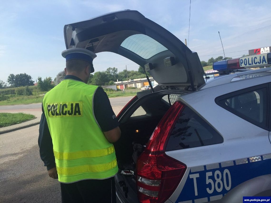 Policjanci zatrzymali pijanego motorowerzystę. Miał zakaz do... 2099 roku