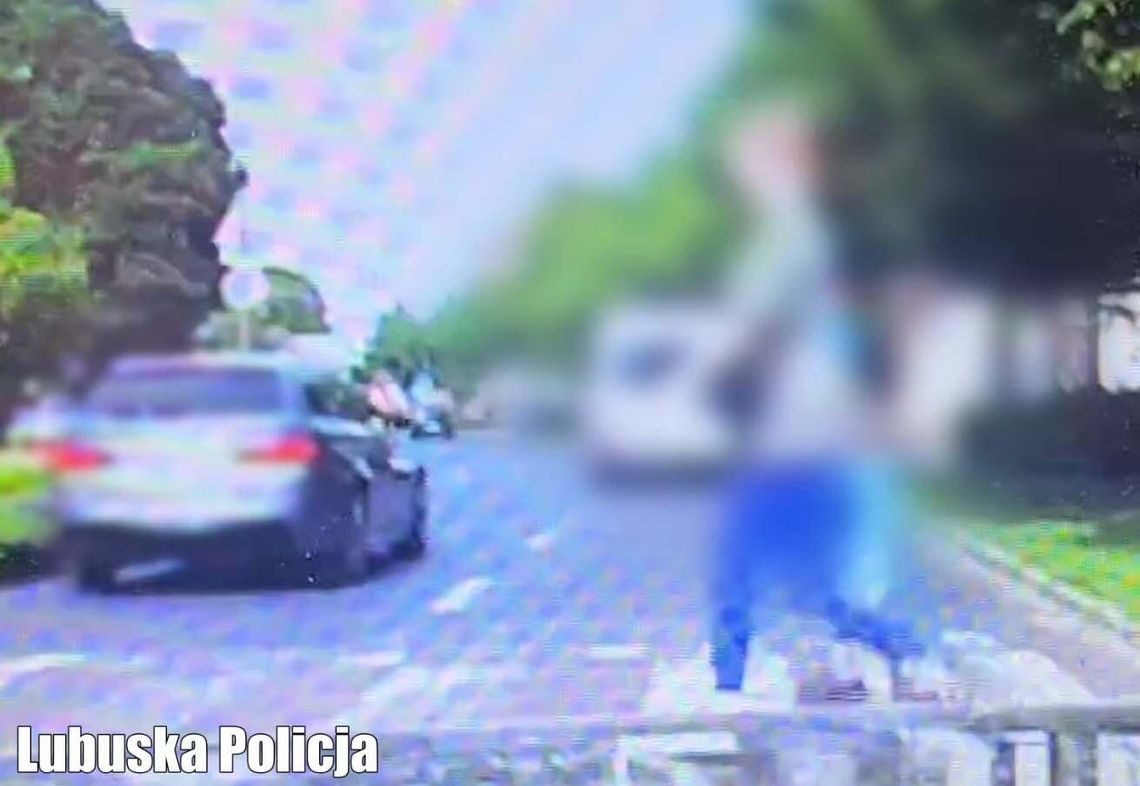 Policjanci zatrzymali się, żeby przepuścić kobietę z dzieckiem, obok przejechało BMW Policjanci zatrzymali się, żeby przepuścić kobietę z dzieckiem, obok przejechało BMW