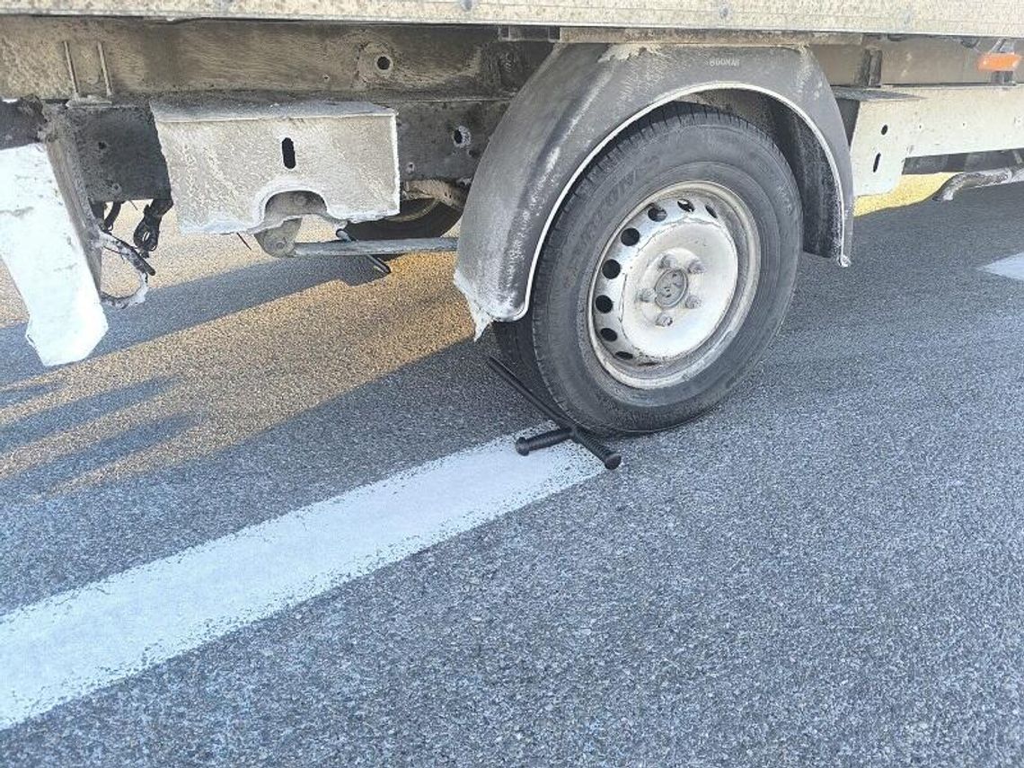 Policjanci zatrzymali staczającego się dostawczaka pałkami. Kierowcy nie było