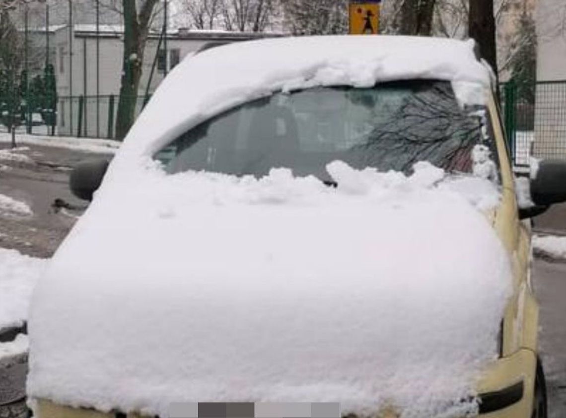 Policjanci zatrzymali zaśnieżone auto do kontroli. Za kierownicą laska z 5 promilami
