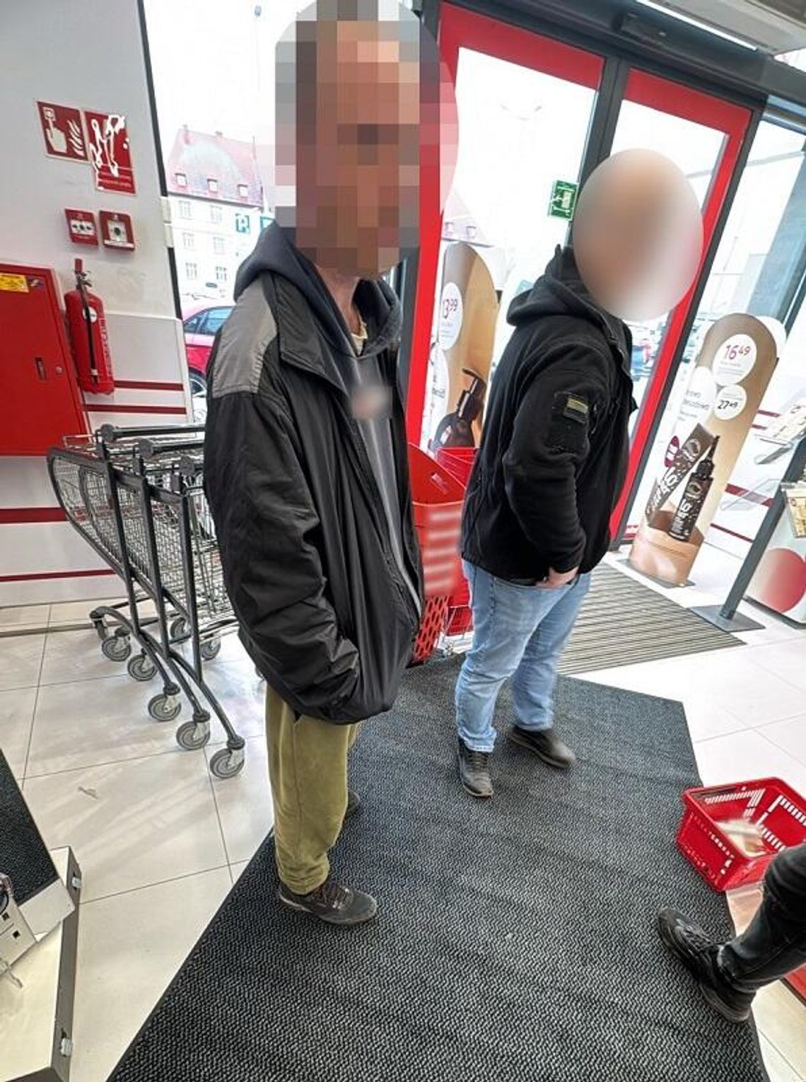 Policjanci zatrzymali złodzieja kleju do protez. Wybiegł z nimi ze sklepu