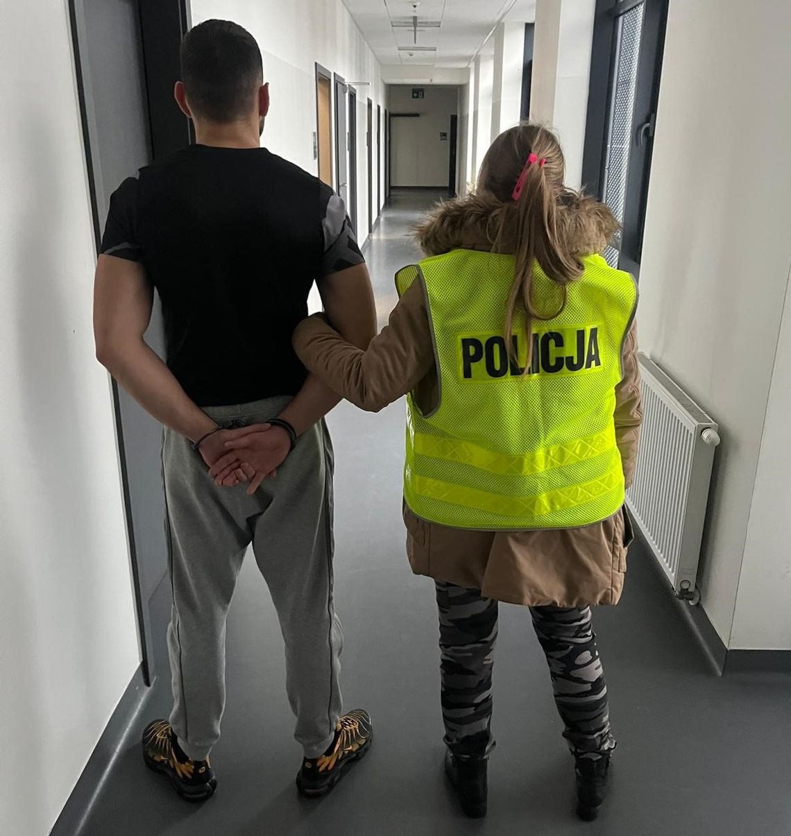 Policjanci zauważyli go, gdy wychodził z wieżowca. Podejrzenia się potwierdziły. Mężczyzna miał w mieszkaniu narkotyki Policjanci zauważyli go, gdy wychodził z wieżowca. Podejrzenia się potwierdziły. Mężczyzna miał w mieszkaniu narkotyki