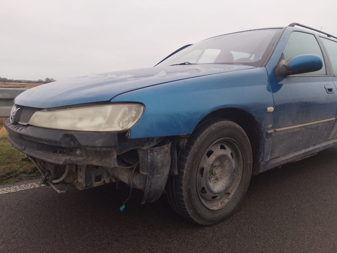 Policjanci zauważyli samochód bez zderzaka i tablicy. Kierowca miał ponad 2 promile i zakaz