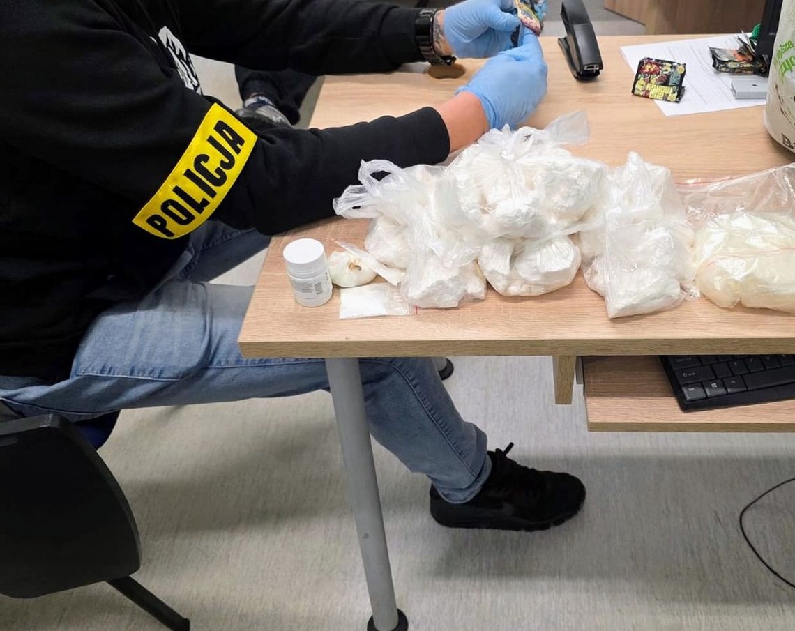 Policjanci zauważyli znanego dilera z dużym bagażem. W torbie niósł pakunki z białym proszkiem