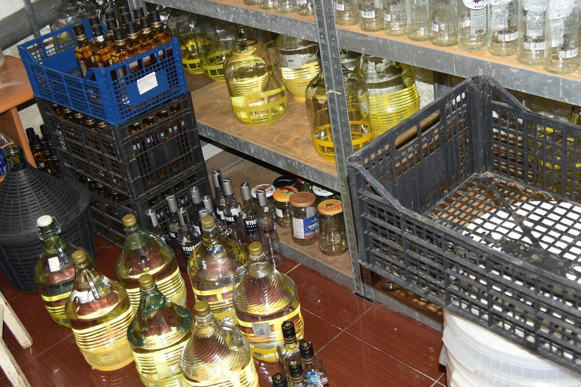 Policjanci zlikwidowali domową bimbrownię. Zabezpieczono ponad 1600 litrów alkoholu i zacieru
