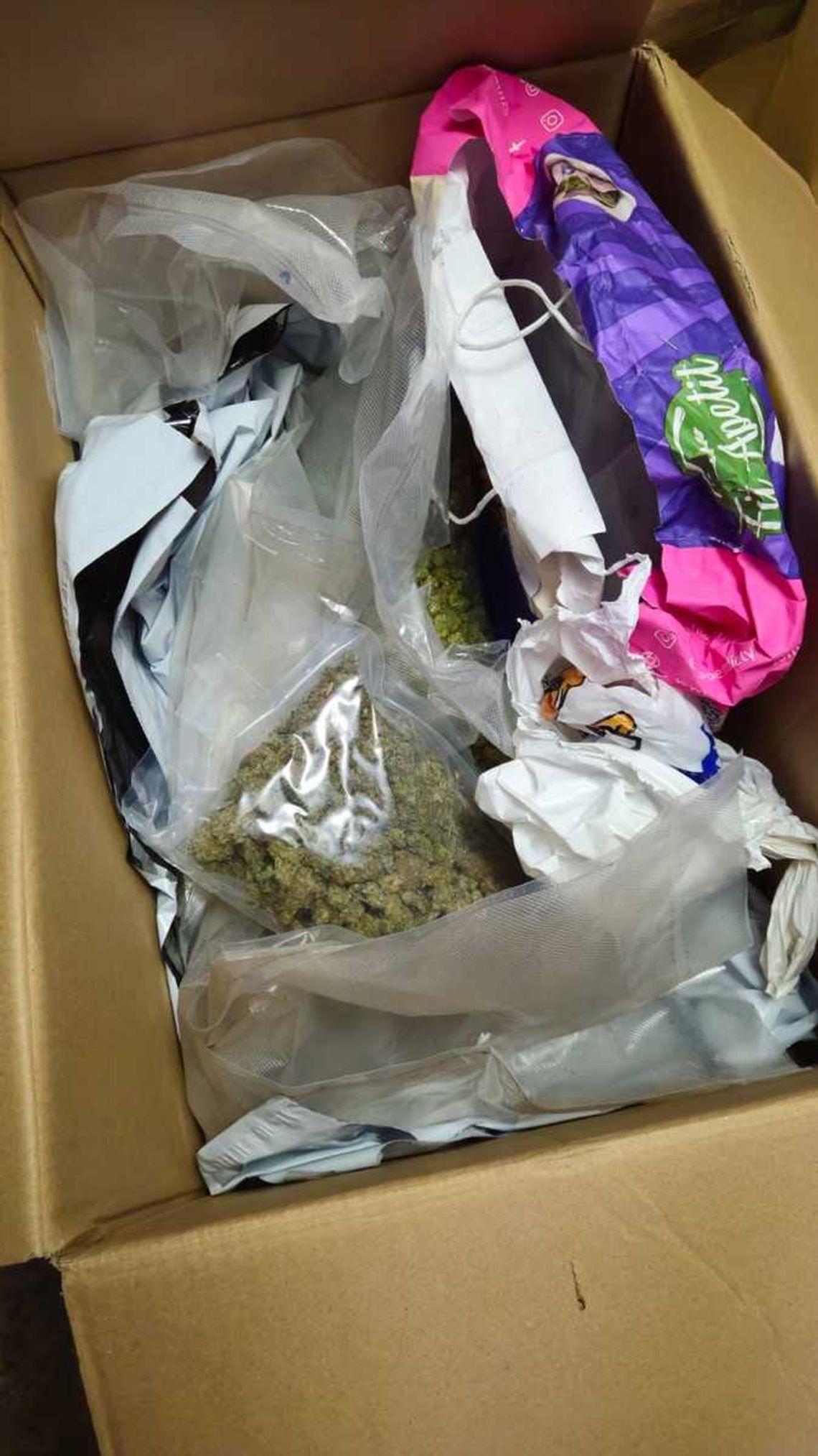 Policjanci znaleźli narkotyki w garażu. Właściciel był w pracy i tam został zatrzymany