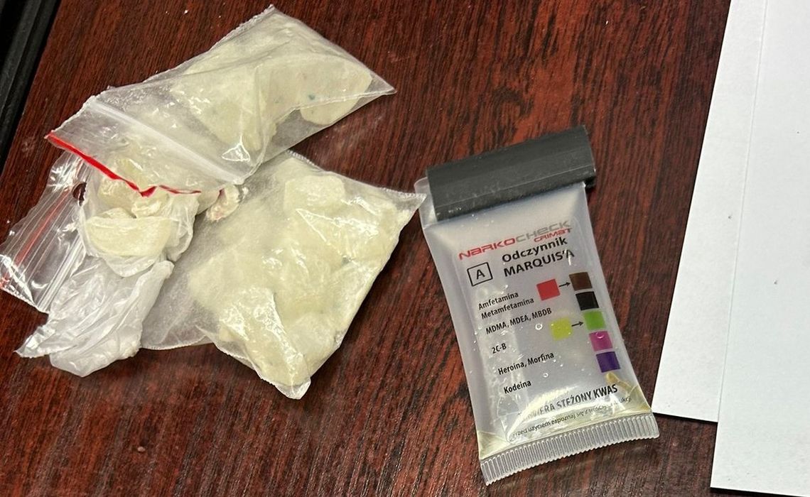 Policjanci znaleźli przy mężczyźnie woreczki z kryształami. Próbował wmówić im, że to cukierki Policjanci znaleźli przy mężczyźnie woreczki z kryształami. Próbował wmówić im, że to cukierki