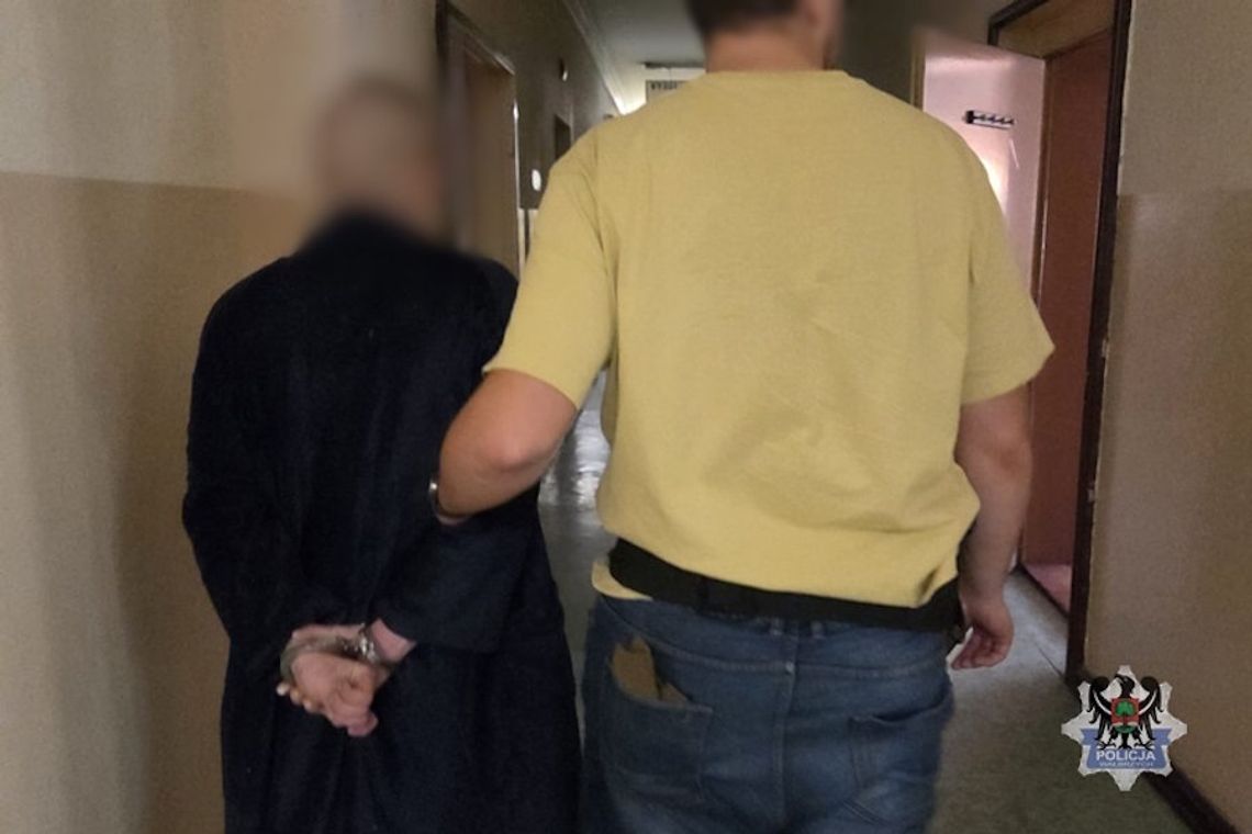 Policjanci znaleźli tajną kryjówkę poszukiwanego. Wykuł dziurę w ścianie i zasłonił ją szafą Policjanci znaleźli tajną kryjówkę poszukiwanego. Wykuł dziurę w ścianie i zasłonił ją szafą