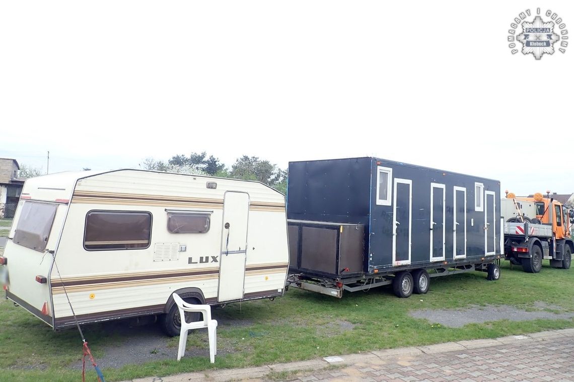 Policjanci zobaczyli na drodze taki zestaw. Ciężarówka z lewymi tablicami, za nią kontener i jeszcze przyczepa kempingowa