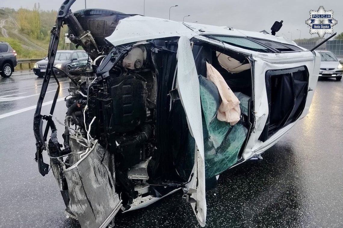 Policjanci zobaczyli wypadek i ruszyli z pomocą. Wyciągnęli zakrwawionego kierowcę przez szyberdach