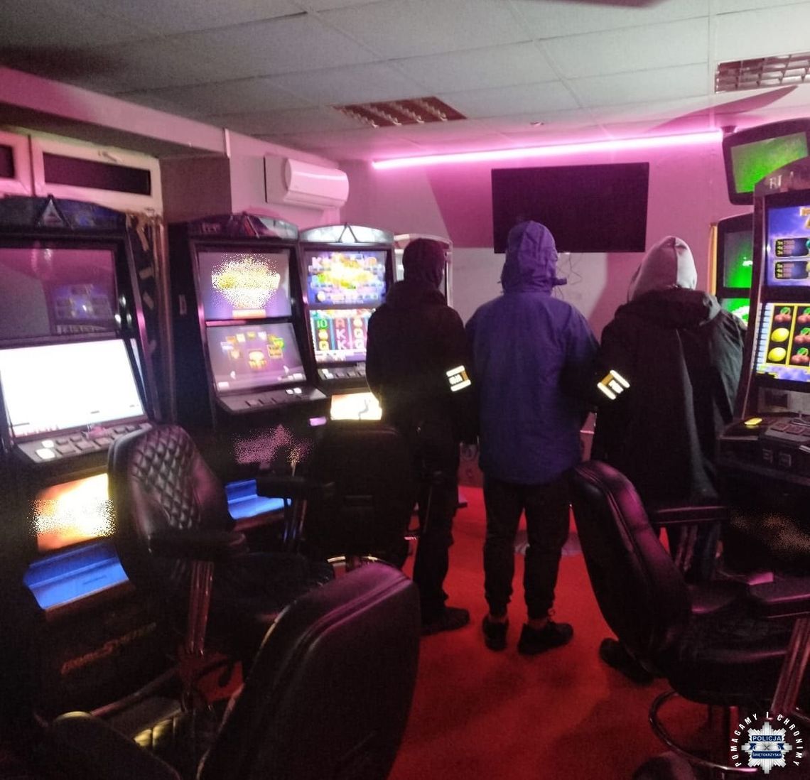 Policjanci zrobili nalot na nielegalne kasyno i przy okazji zwinęli klienta. Znaleźli przy nim amfetaminę Policjanci zrobili nalot na nielegalne kasyno i przy okazji zwinęli klienta. Znaleźli przy nim amfetaminę
