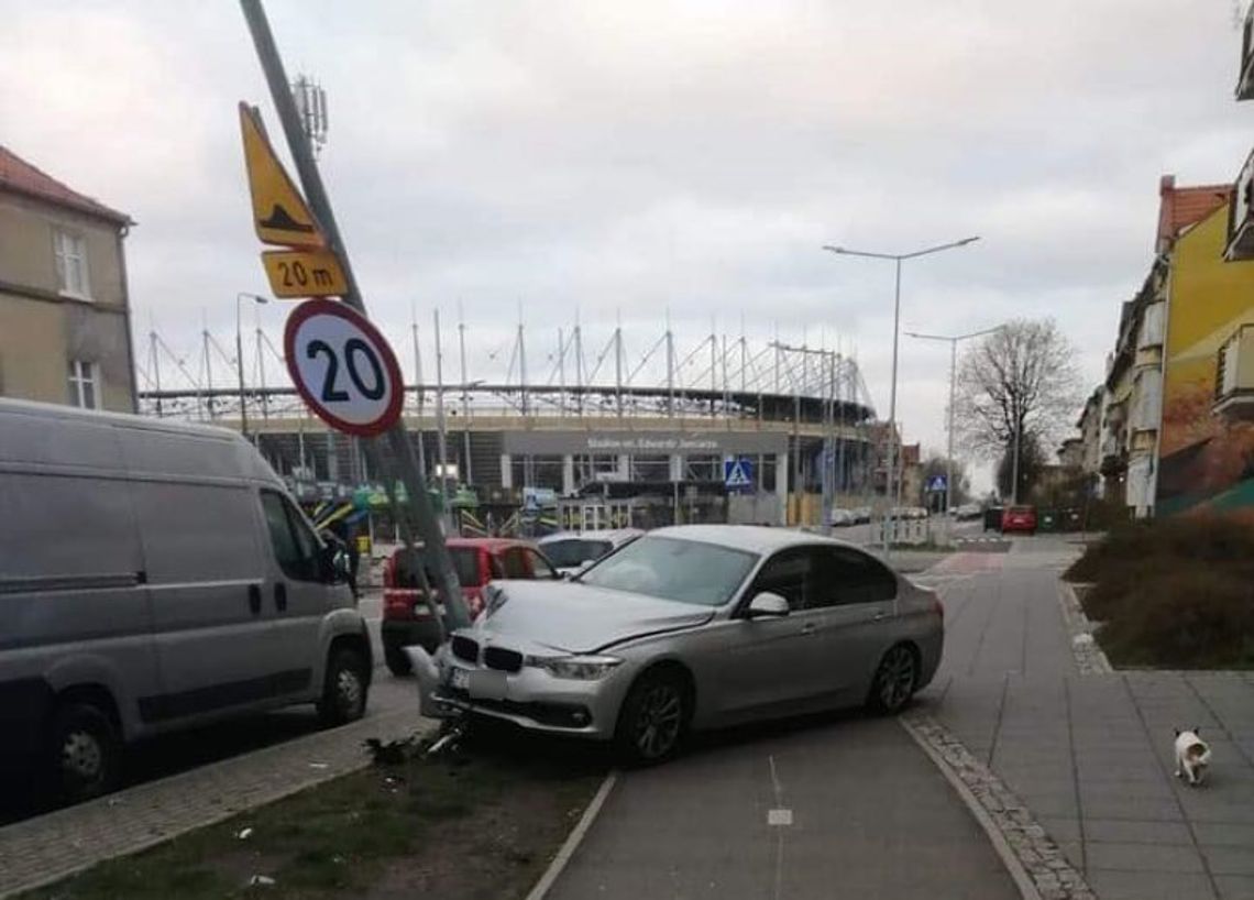 Policjant drogówki wjechał nieoznakowanym BMW w latarnię. Miał ponad dwa promile we krwi