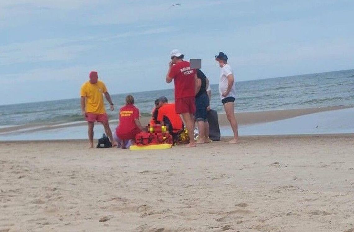 Policjant na urlopie zauważył mężczyznę topiącego się w morzu. Uratował mu życie