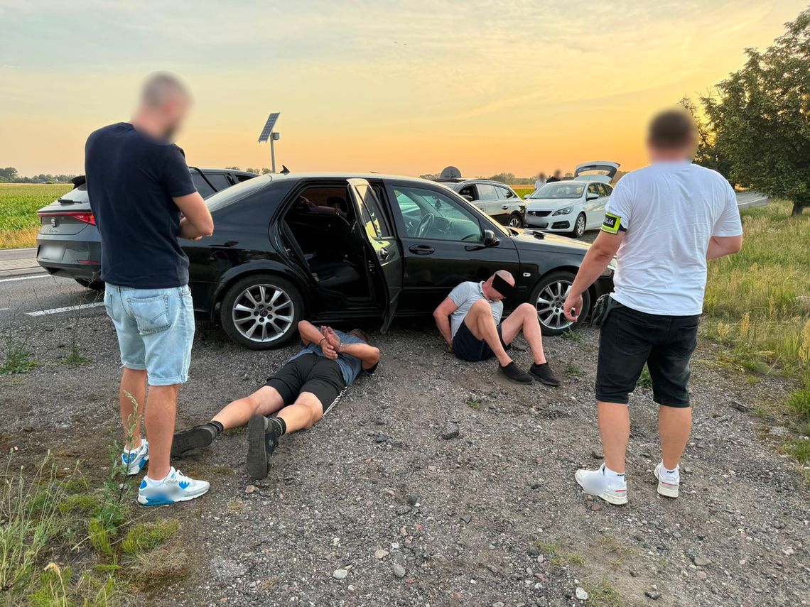 Policjant na wolnym zauważył kradzione auto. Wezwał wsparcie i ruszył w pościg za złodziejami