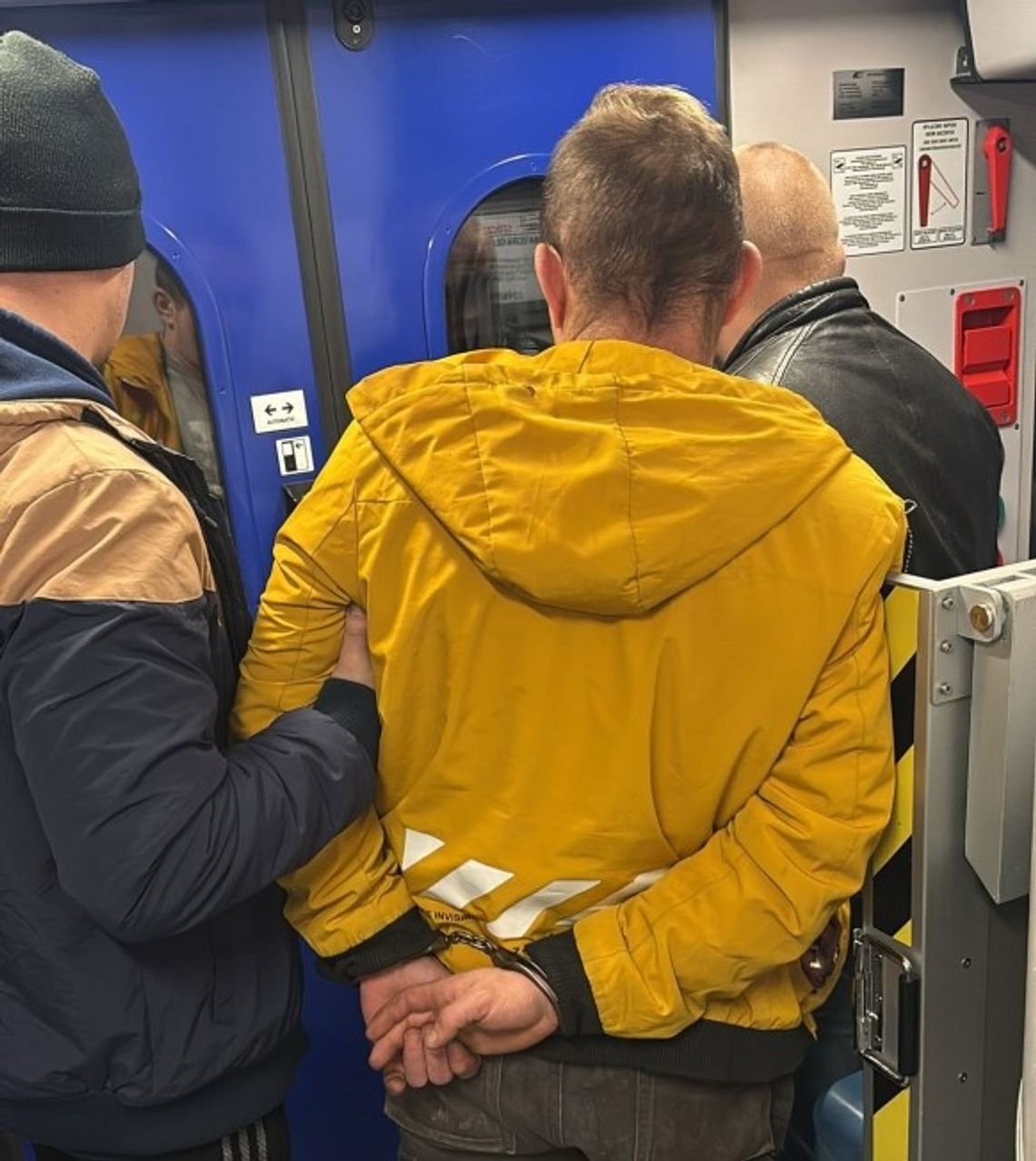 Policjant po służbie namierzył poszukiwanego alimenciarza w pociągu. Mężczyzna trafił do więzienia Policjant po służbie namierzył poszukiwanego alimenciarza w pociągu. Mężczyzna trafił do więzienia