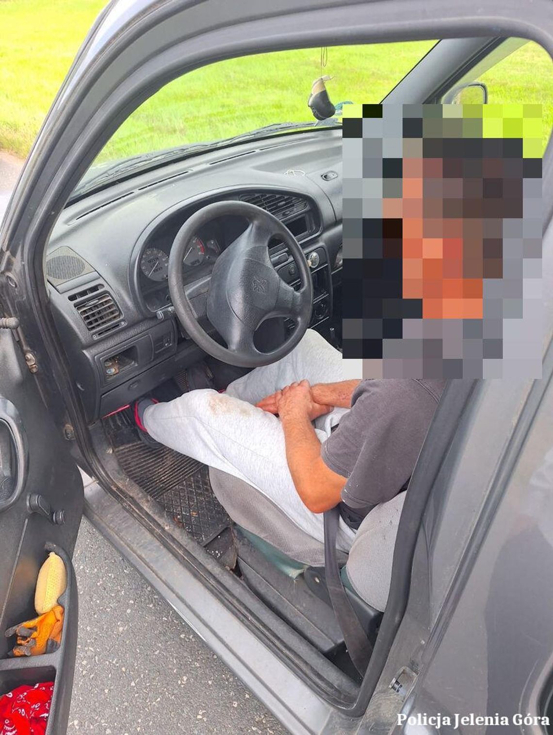 Policjant po służbie zobaczył gościa, który zataczał się do auta, a potem odjechał. Od razu go zatrzymał