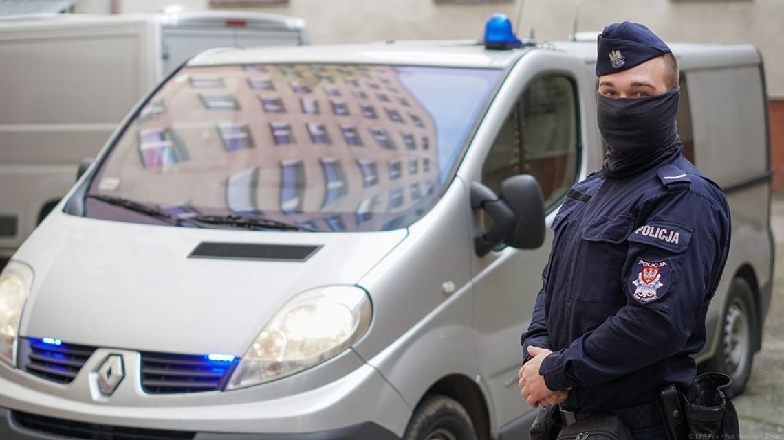 Policjant po służbie zobaczył, jak facet sypie amfetaminę. Zatrzymał go razem z kolegą