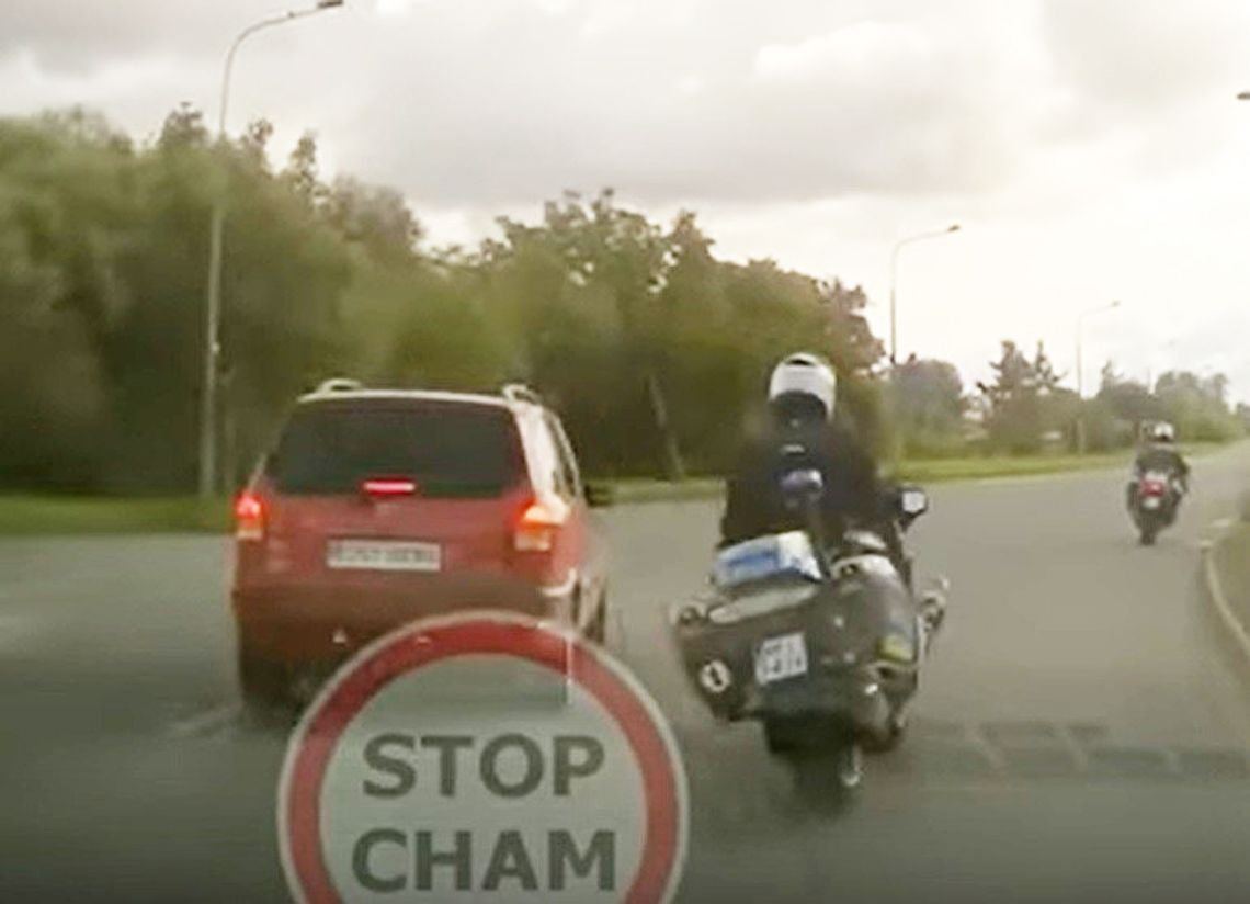 Policjant popisywał się na motocyklu. Nagranie widzieli już jego przełożeni. Możliwe konsekwencje. WIDEO