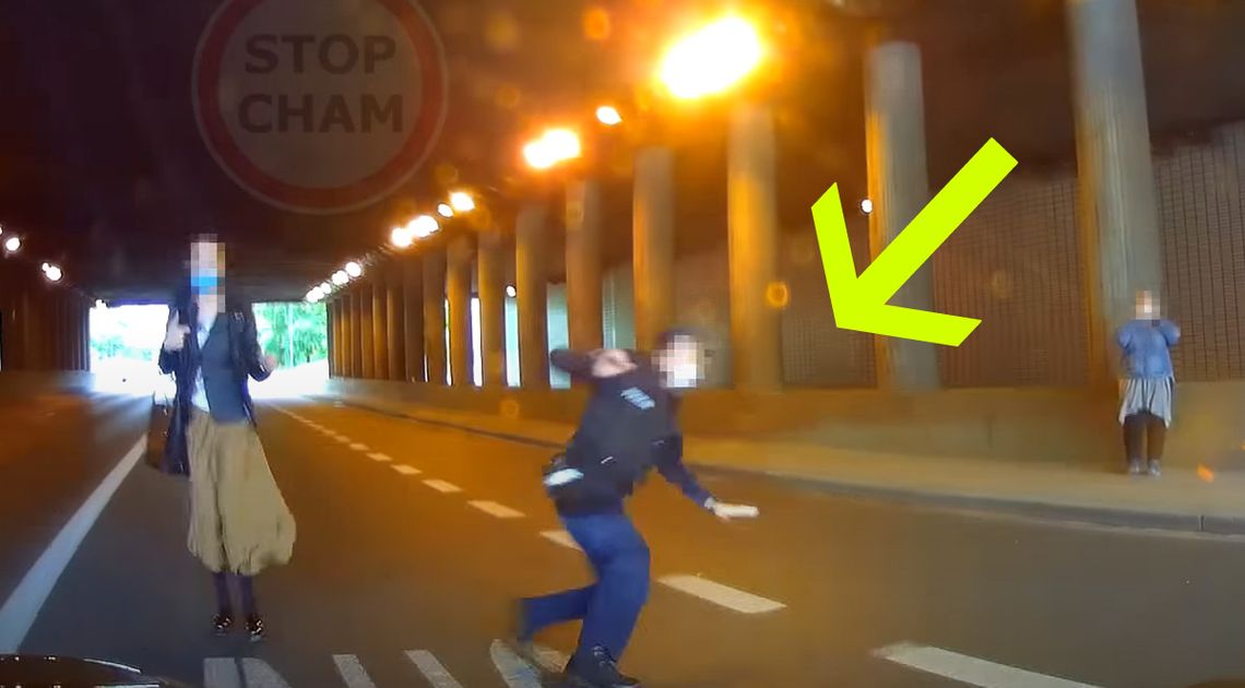 Policjant robi akrobacje na środku ruchliwej trasy. Chciał pomóc, prawie doprowadził do karambolu. WIDEO