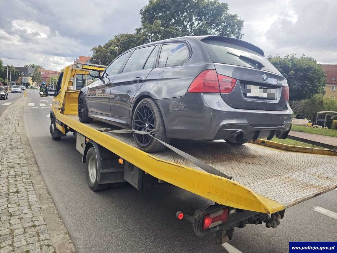 Policjant rozpoznał 20-latka za kierownicą BMW i od razu skojarzył, że nie ma prawka. Auto trafiło na lawetę Policjant rozpoznał 20-latka za kierownicą BMW i od razu skojarzył, że nie ma prawka. Auto trafiło na lawetę
