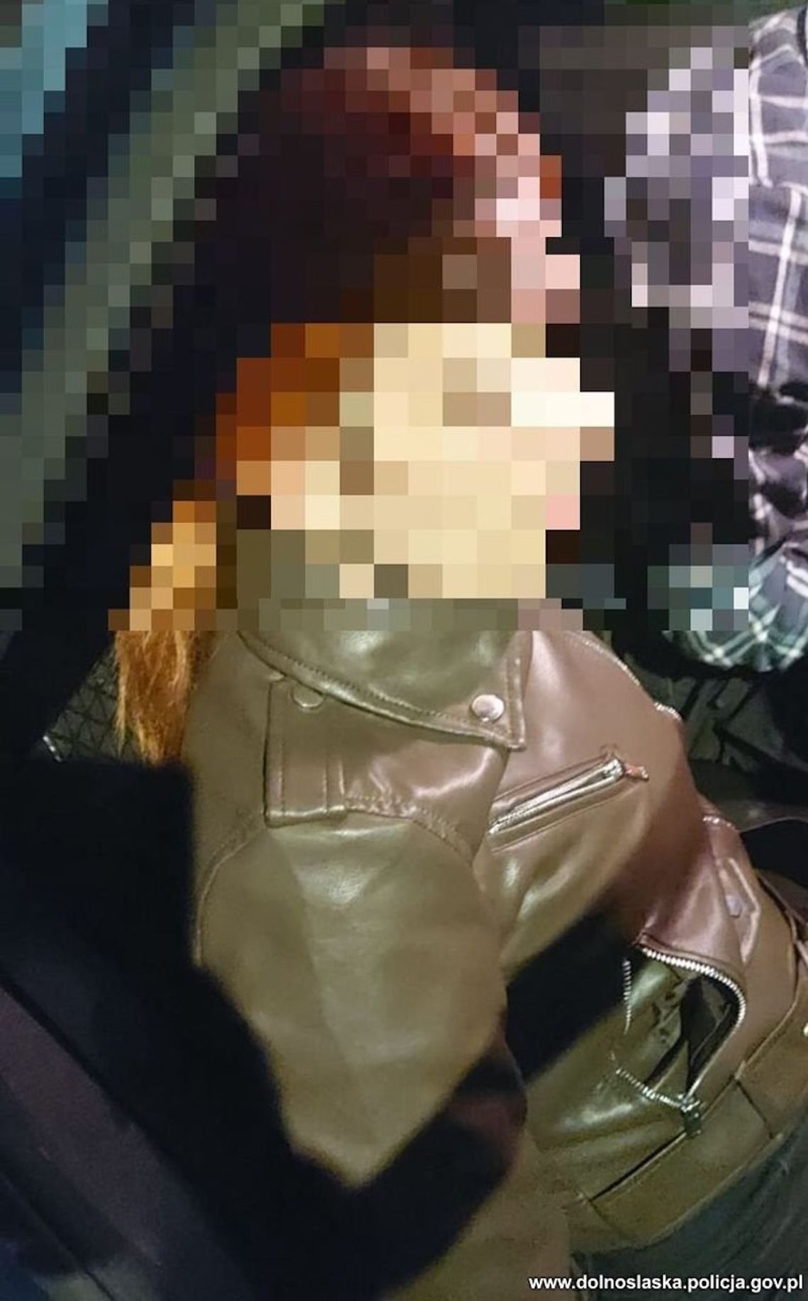 Policjant usłyszał rozmowę oszustki. Zaczekał pod klatką i ujął, gdy wychodziła z pieniędzmi