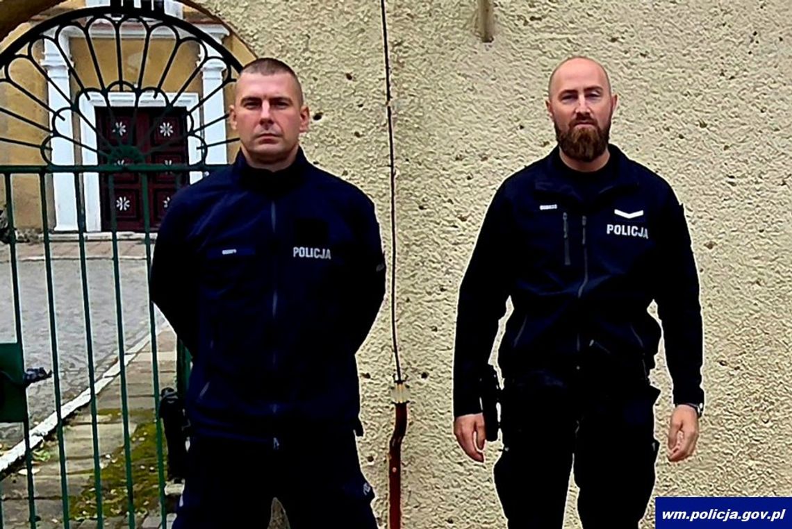 Policjant wskoczył do jeziora i ruszył na ratunek. Nastolatce groziło utonięcie Policjant wskoczył do jeziora i ruszył na ratunek. Nastolatce groziło utonięcie