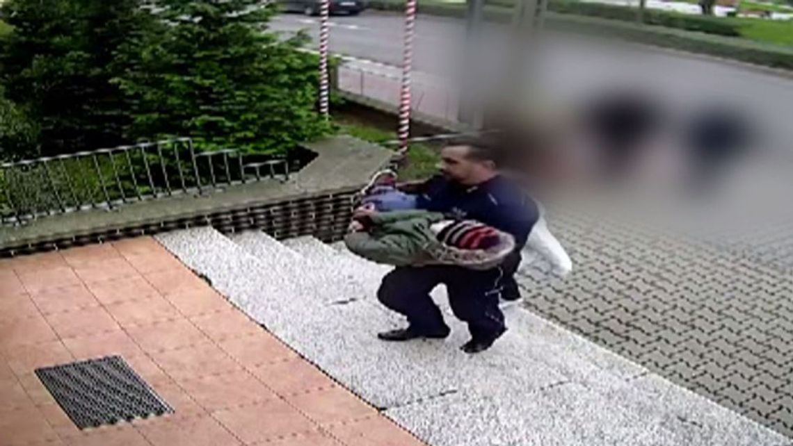 Policjant z nieprzytomnym dzieckiem na rękach. Bez chwil wahania ruszył z pomocą