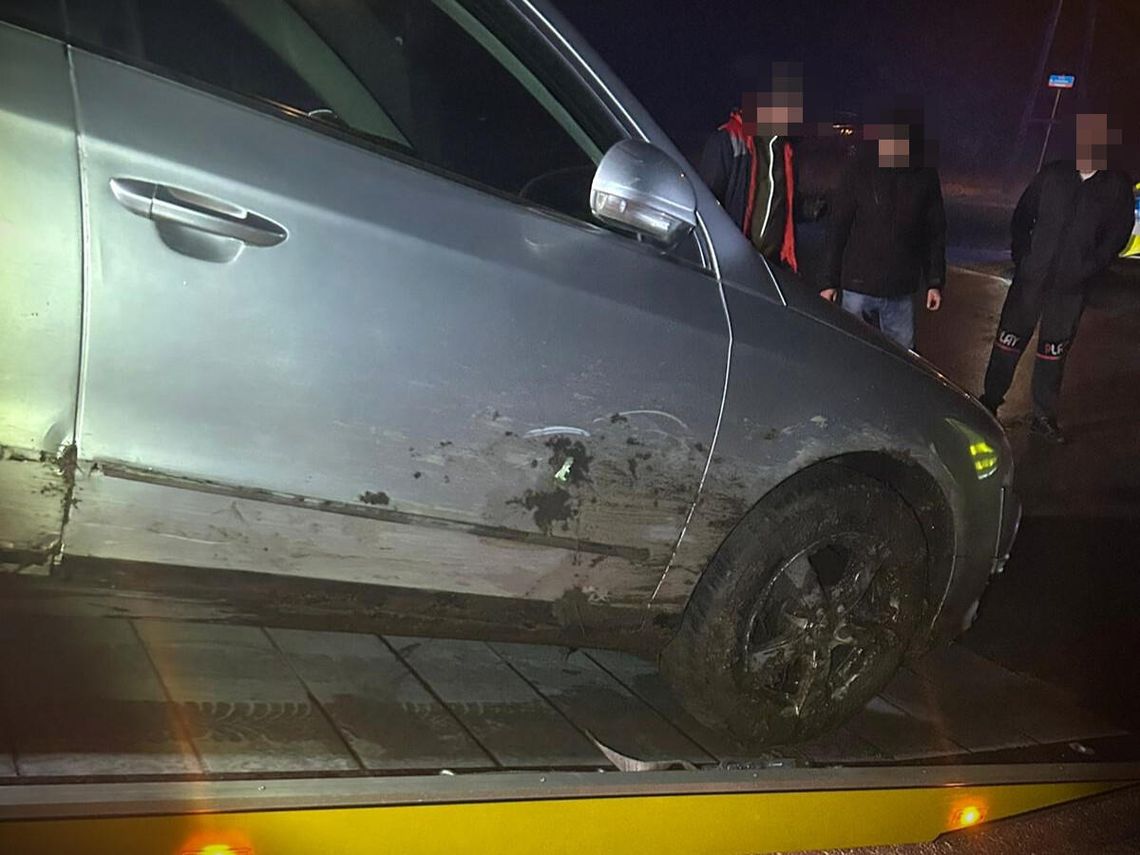 Policjantka po służbie zobaczyła auto wpadające do rowu. Chciała pomóc kierowcy. Był kompletnie pijany