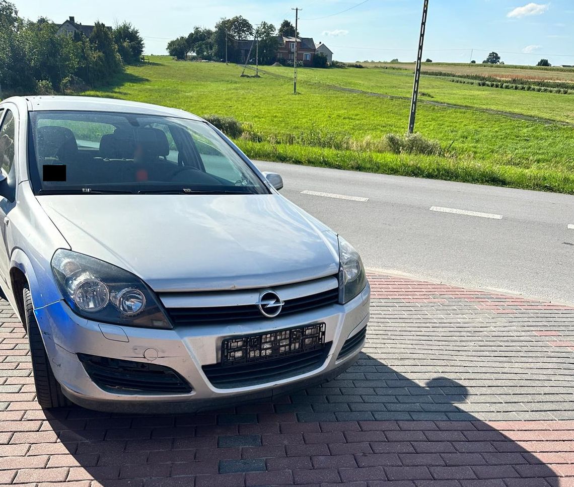 Policjantka po służbie zobaczyła, jak wjeżdża w murek, a potem zbiera tablicę. Mężczyzna miał dwa promile