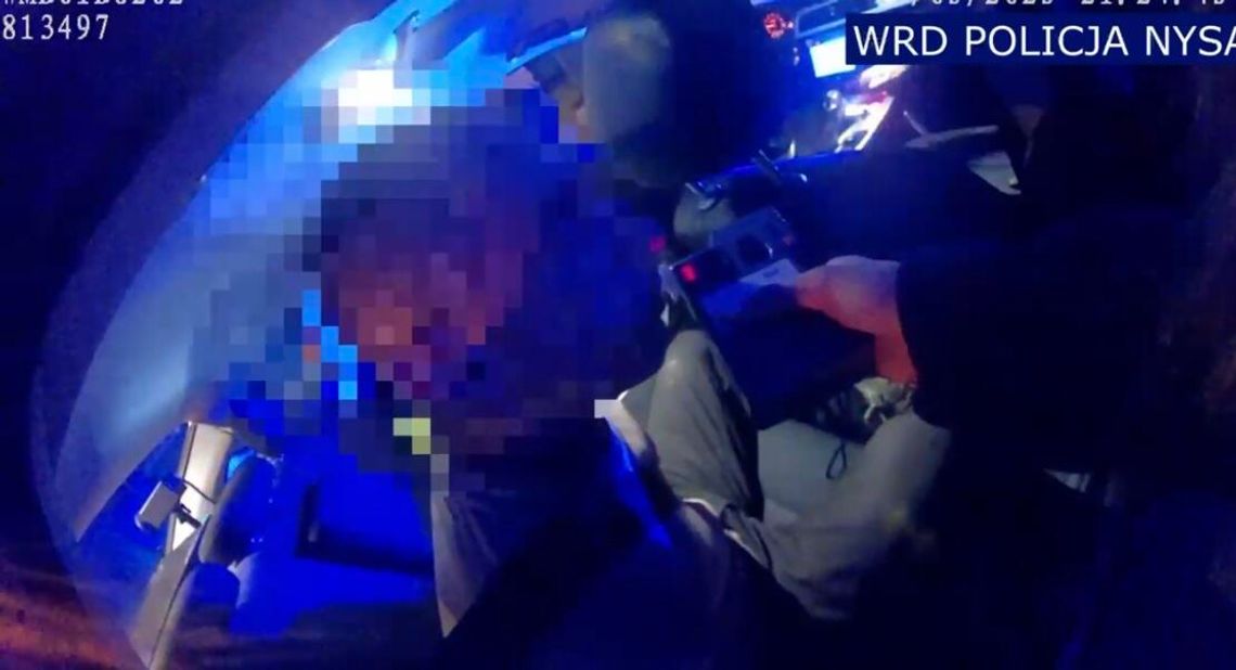 Policjantki z drogówki po krótkim pościgu zatrzymały pijanego kierowcę forda. WIDEO