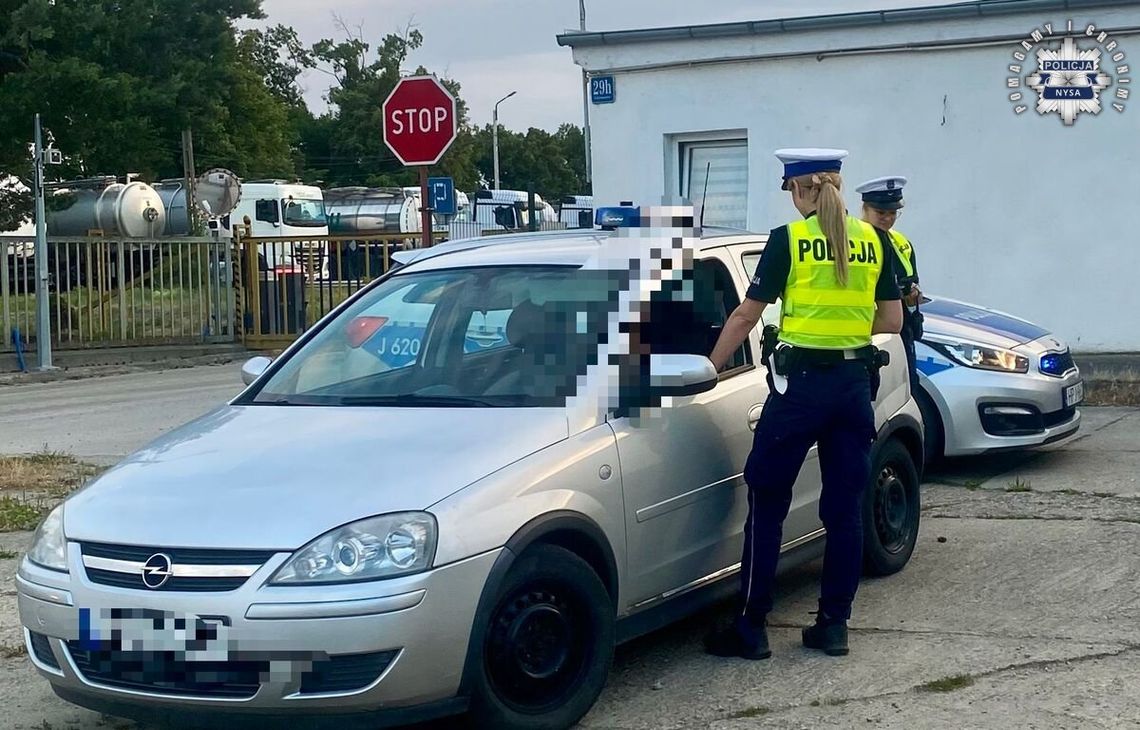 Policjantki zauważyły, że cały czas nerwowo obserwuje je w lusterku. 21-latek nie miał prawa jazdy