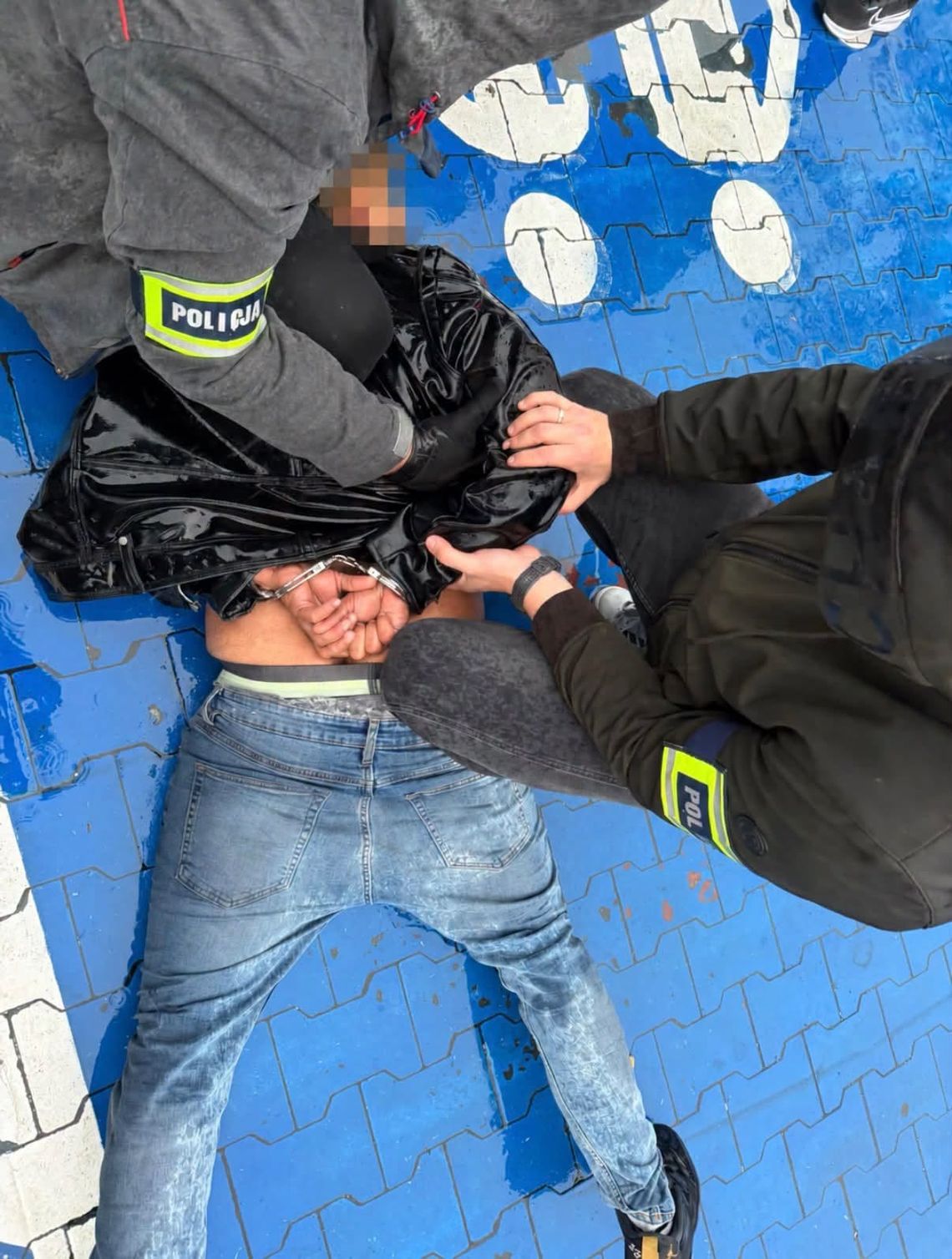 Policyjna obława po ataku nożownika w Warszawie. 37-latek zatrzymany na parkingu galerii handlowej Policyjna obława po ataku nożownika w Warszawie. 37-latek zatrzymany na parkingu galerii handlowej