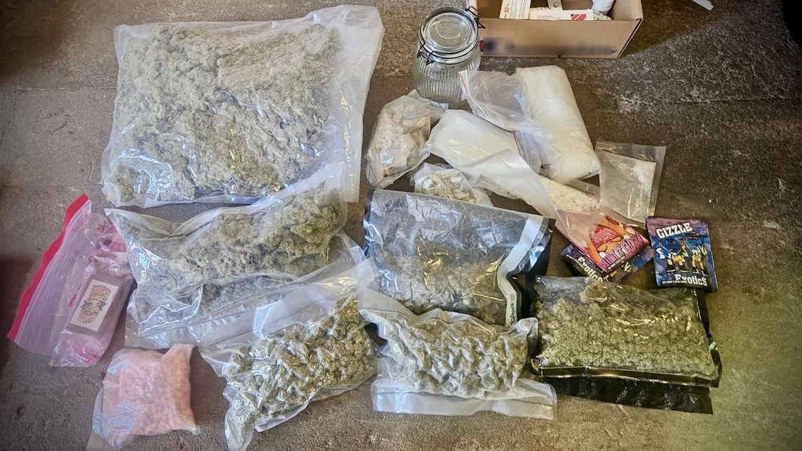 Policyjna zasadzka na 23-letniego dilera. Dopadli go przy garażu, w którym magazynował narkotyki